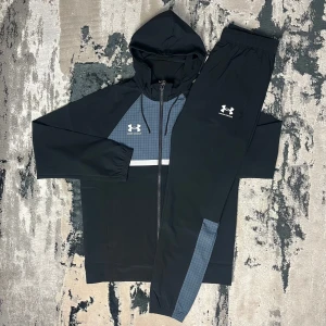 UNDER ARMOUR - PACER GRID TRACKSUIT - Under Armour – Pacer Grid Tracksuit • Jacka och byxa i matchande färg • Storlekar från XS till 2XL • Går också få den på sneaks,se