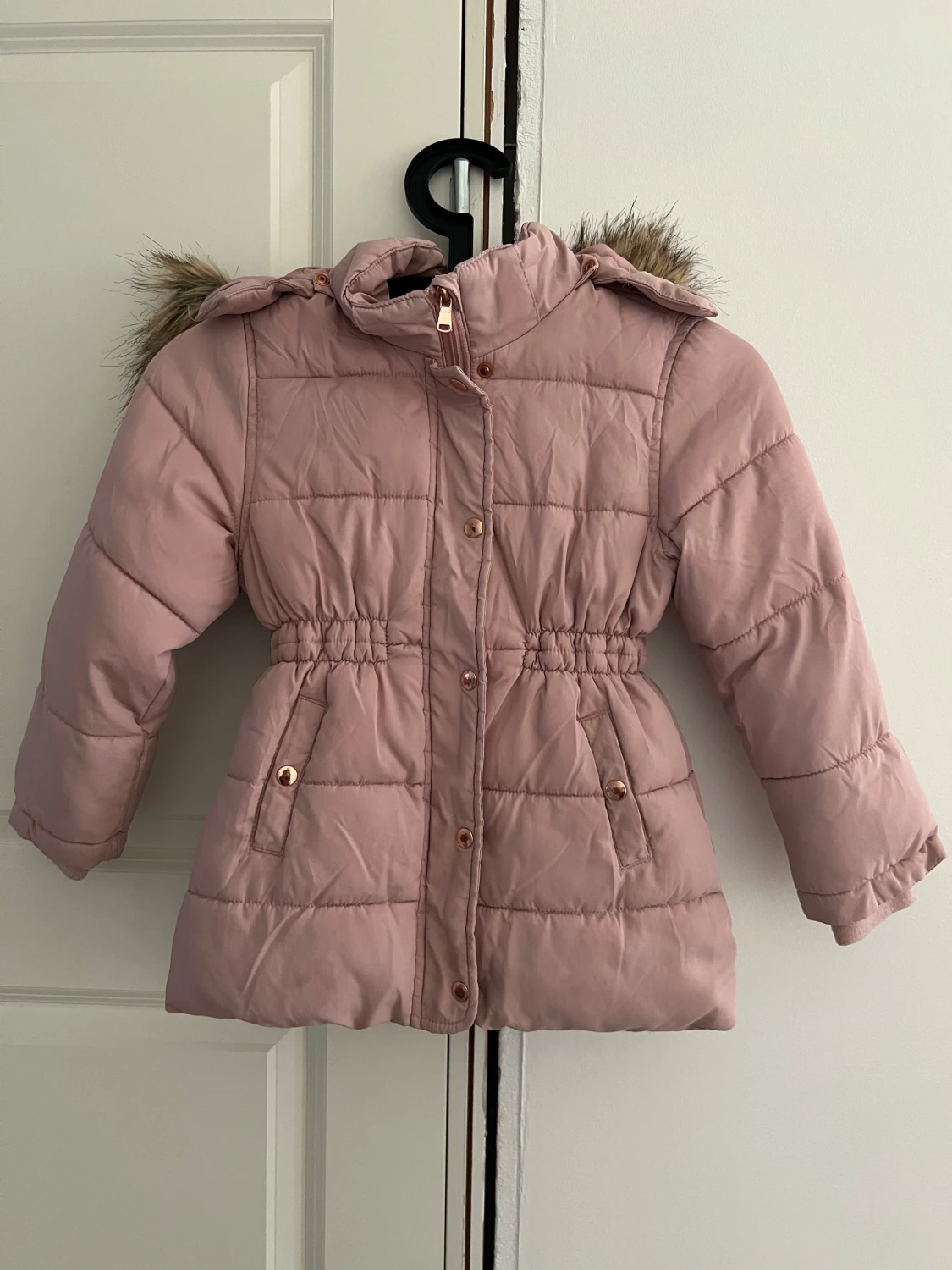 Rosa pufferjacka med fuskpäls KappAhl 116