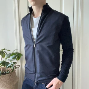 Massimo Dutti cardigan M - Massimo Dutti cardigan M, sjukt fint matieral. Stickad omkring hela förutom på framsidan som ni ser. Modellen är 180 cm 75 kg och passar honom perfekt. Har en väldigt bra passform! 
