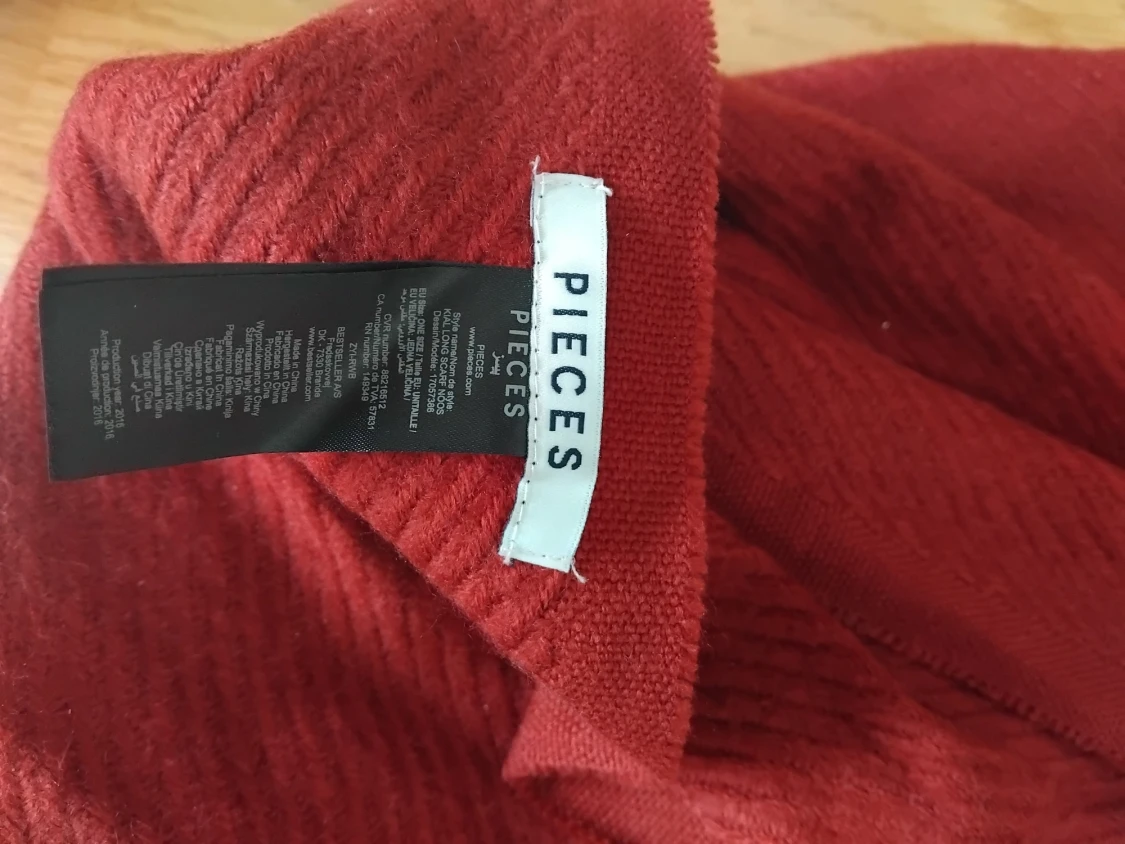 Röd halsduk med fransar från Pieces - 1