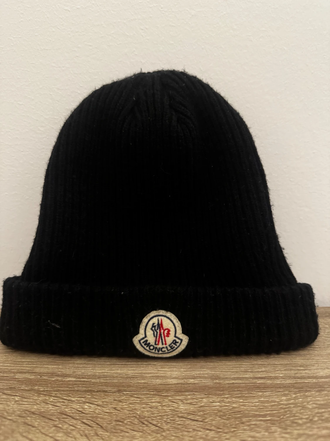 Svart ribbad mössa från Moncler