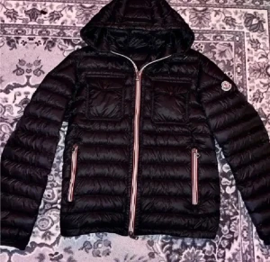 Moncler jacka  - Säljer denna feta moncler jacka då den inte passar mig. Den är självklart äkta och i mycket bra skick. Storlek 4 =sitter som M. Hör av dig vid frågor eller funderingar! MVH Majestic Garments 