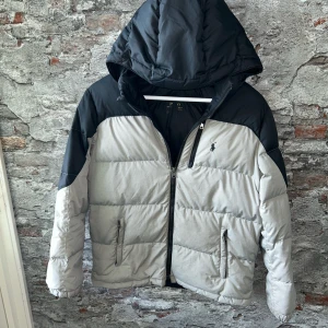 Ralph lauren dunjacka - Säljer denna riktigt feta Ralph lauren puffer jacketen i nyskick!⭐️Storlek 14-16 passar XS!👍Nypris = 4000kr!🤝Hör gärna av er om ni har funderingar!🙌