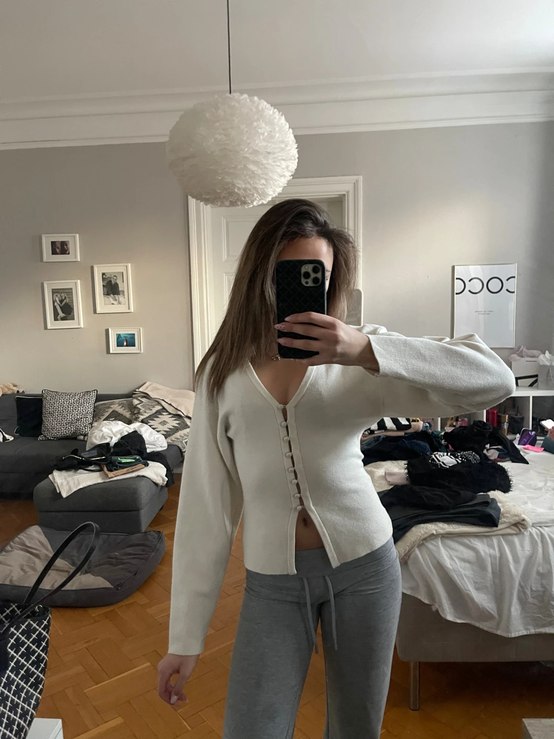 Vit kofta med knappar och v-ringning