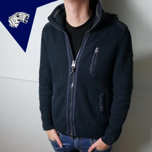 MARC O’POLO CARDIGAN  - Ruggigt snygg cardigan från Marc o’polo | Skick: 8.5/10 | Passar: S | Modellen är 180 cm | Hör av dig vid intresse eller om du undrar någonting! 