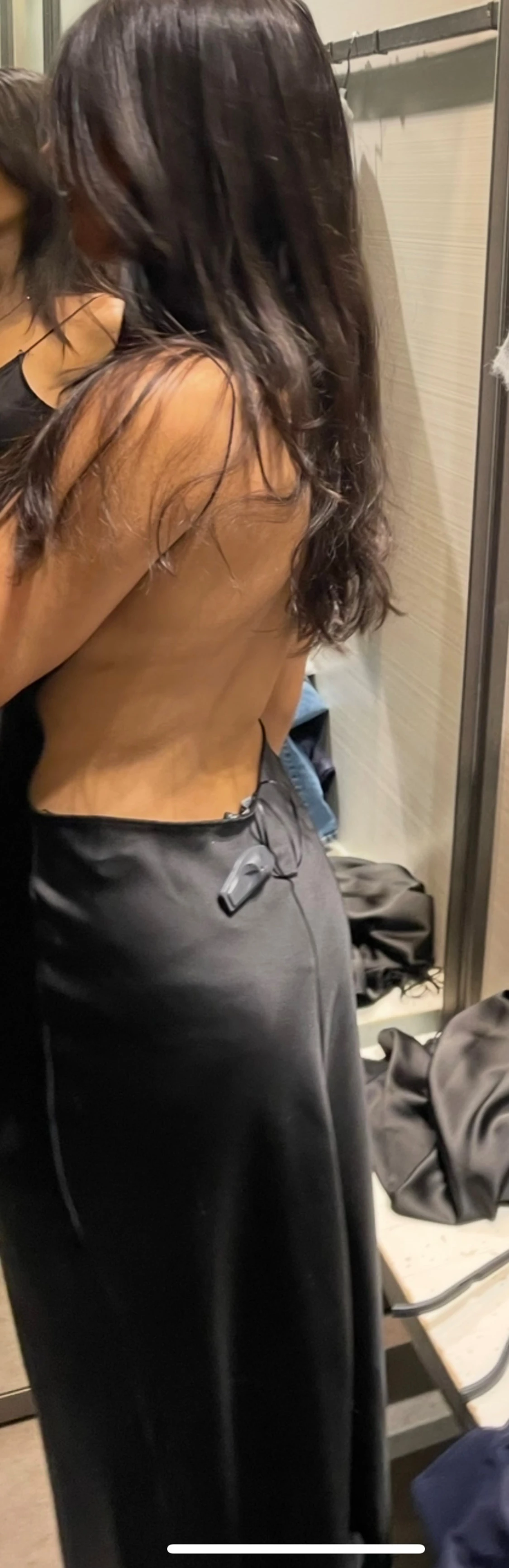 Svart satin långklänning med öppen rygg från Zara - 2