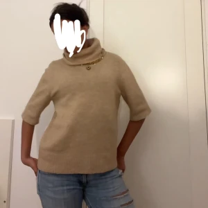 Beige polotröja från Stories💛💛 - Skit snygg polo kort ärmad stickad tröja från stories☺️ perfekt till hösten och vintern!💛💛är i storlek M men som man ser på bilderna passar den bra på mig som vanligt vis har xs/s