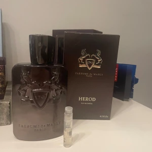 Parfums de Marly Herod EdP - Herod Eau de Parfum från Parfums de Marly Paris. perfekt för dig som vill sticka ut. Volym 1-10 ml. (Sampel) 1ml=59kr, 2ml=100kr,5ml159,10ml=259kr.doften är väldigt manlig med vanilj,toback och kanel perfekt för vinterkvällar. pris går att ändra på vid snabb försäljning.