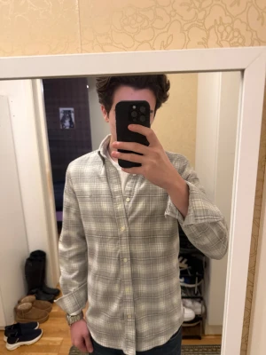 Morris skjorta grå  - Säljer en grå och vit rutig skjorta från Morris Stockholm, modell Douglas Shirt. Skjortan har klassisk krage, knäppning framtill och långa ärmar. Tillverkad i mjuk bomull