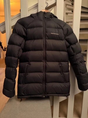 Marinblå dunjacka Peak Performance - Säljer en marinblå dunjacka från peak performance då den inte används längre!