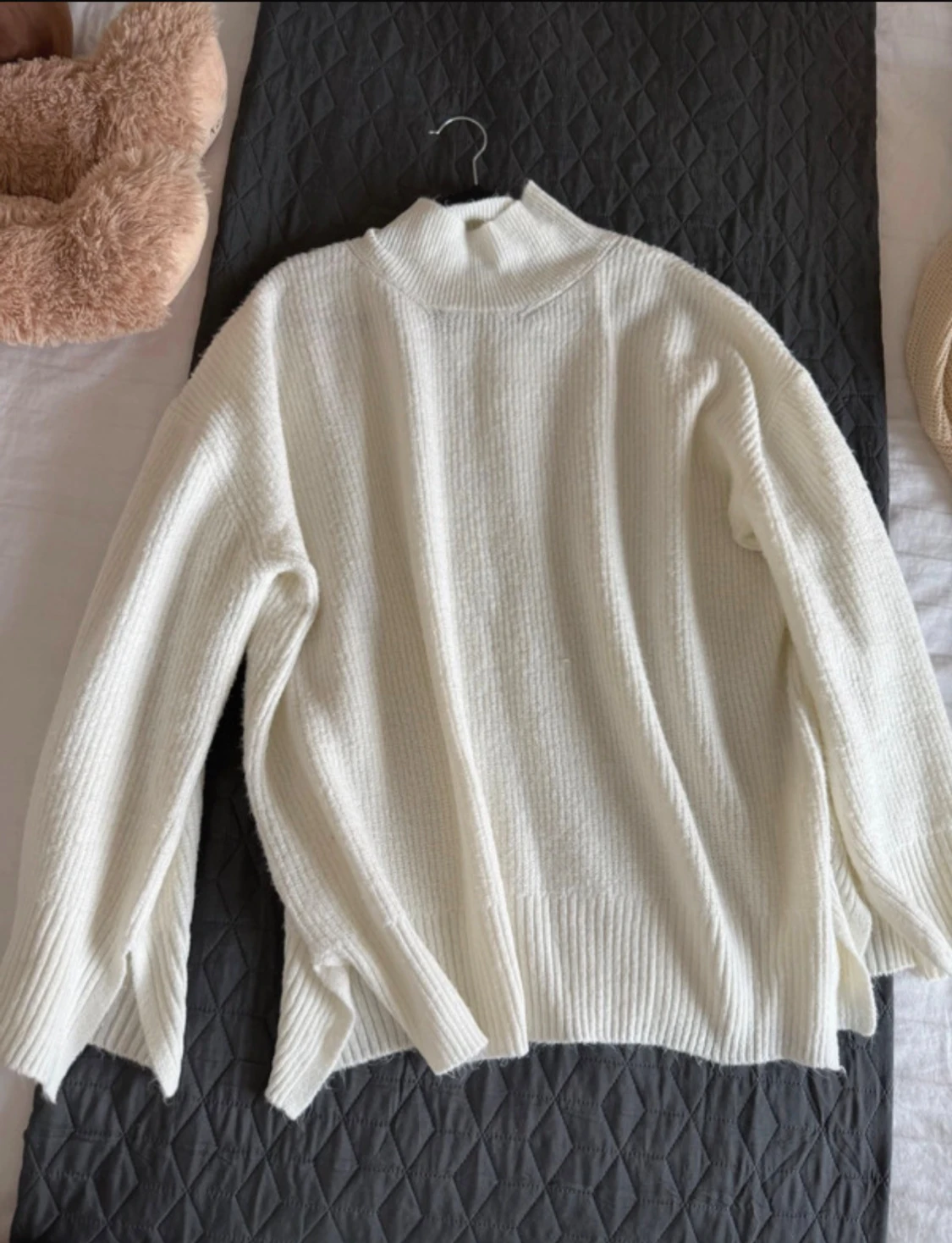 Vit ribbad polotröja med slits - 1