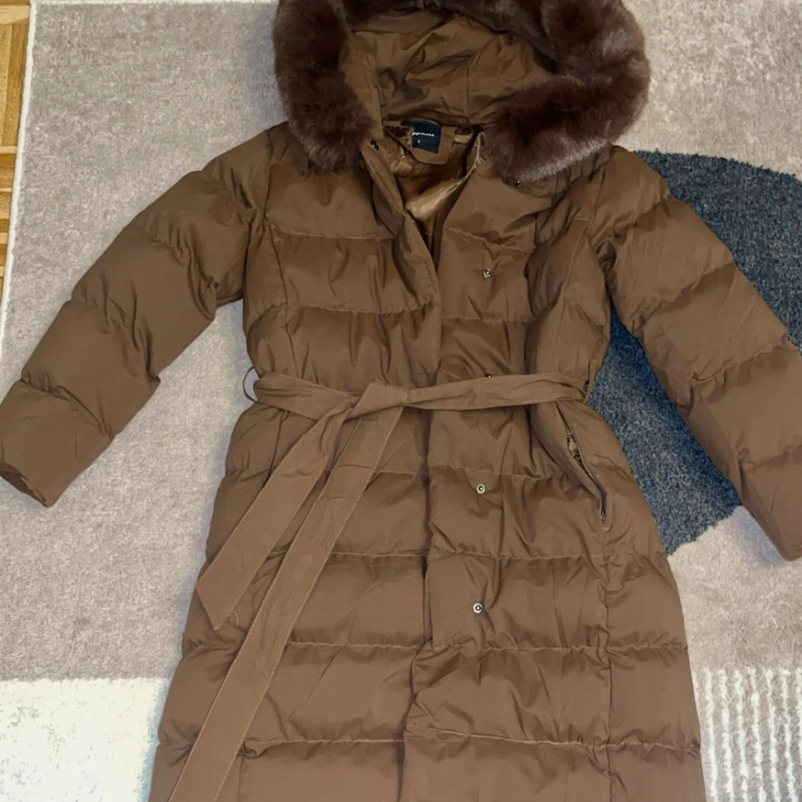 Brun lång vinterjacka 