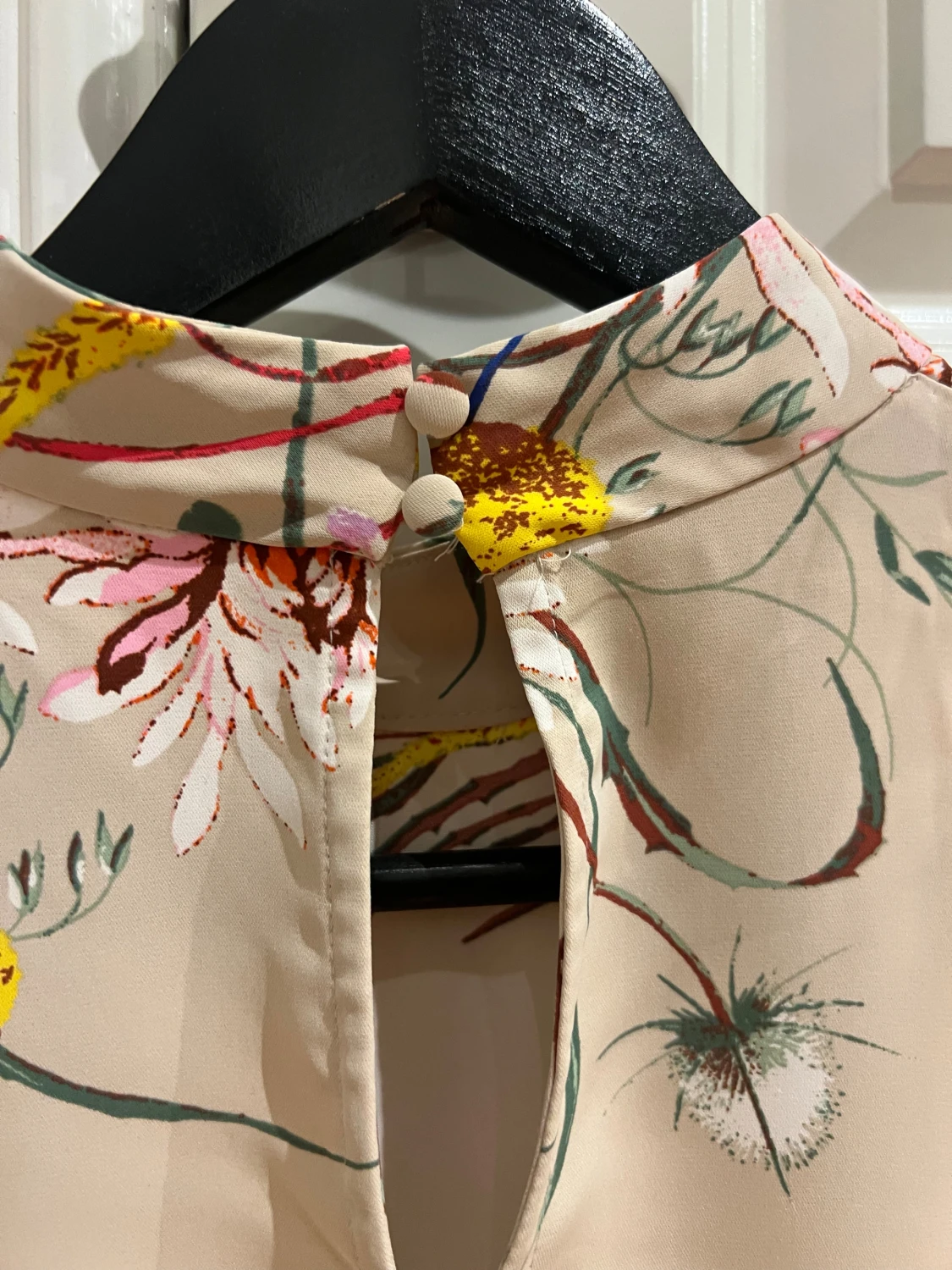 Beige blommig blus med hög krage - 4