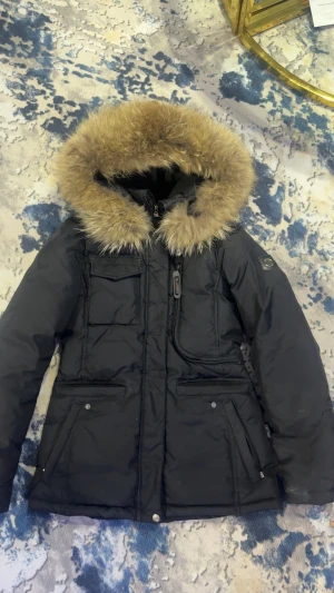 Jacka från hollies - Jackan är i nyskick och använd väldigt få gånger. Jackan kostar 5000kr på hemsidan jacka. Storlek 36 motsvarar storleken S