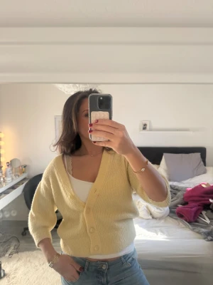 Gul stickad kofta från Monki - Superfin ljusgul stickad kofta från Monki i storlek M. 💛💛