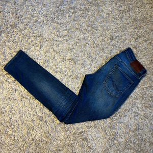 Jack and jones slim glenn jeans med slitningar  - Jack and jones slim glenn jeans med sköna slitningar. Riktigt najs passform och fet tvätt. Storlek w32, mycket bra skick, inga märkvärdiga defekter. Postas antigen samma dag som köp eller dagen därpå🙌💯