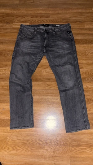 Gråa Replay Anbass Jeans - Säljer nu dessa tvär feta replay Anbassen som passar till precis allt, dom i storleken W36 L34 - Men är uppsydda med 4cm så ha med det i beräkningen! Skicka gärna ett bud, samt skriv vid frågor o funderingar!
