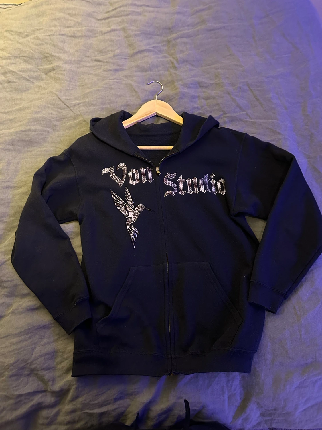 Svart hoodie Von Studio med dragkedja