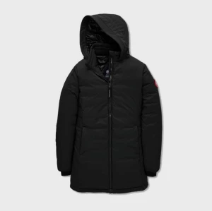 Svart dunjacka från Canada Goose - Säljer en helt ny oanvänd svart dun/vinter jacka från Canada Goose med huva och klassisk logga på ärmen. Jackan är lång, har dragkedja framtill och är perfekt för vintern. Stilren design med normal passform och diskreta detaljer. Ny pris 8090, prislapp finns. 