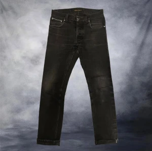 Svarta slim jeans från Nudie Jeans grim tim black selvage - Säljer mina inprincip nya nudie jeans grim tim black selvage i storlek 31/32. Hör av er vid minsta funderingar.