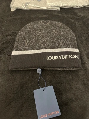 Mössa svart  - Skicka privat för fler bilder