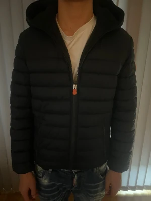 Save the duck Jacka - Otroligt snygg jacka från Save The Duck. Knappt tecken på användning och tyvärr blivit för liten. Orginalpris är 2000kr