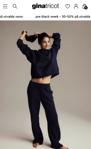 Marinblå mjukisbyxor från Gina Tricot - Snygga och sköna marinblå mjukis sett från Gina Tricot med normal passform och elastisk midja med snörning. Perfekta för chill dagar.  En hoddie och mjukis byxor . 