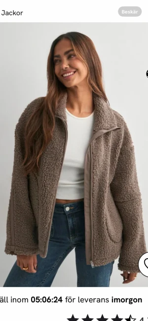 Teddyjacka från Nelly  - Superfin och trendig brun teddyjacka från Nelly🤎 helt slutsåld och eftertraktad! Säljs då jag måste köpa en större storlek, den är använd men är fof i ett toppenskick! Inga slitage alls! Endast en jättelitet sminkfläck på insidan som knappast syns!