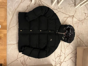 Svart pufferjacka från Burberry XXL - Säljer en svart pufferjacka från Burberry i storlek XXL men passar XL 