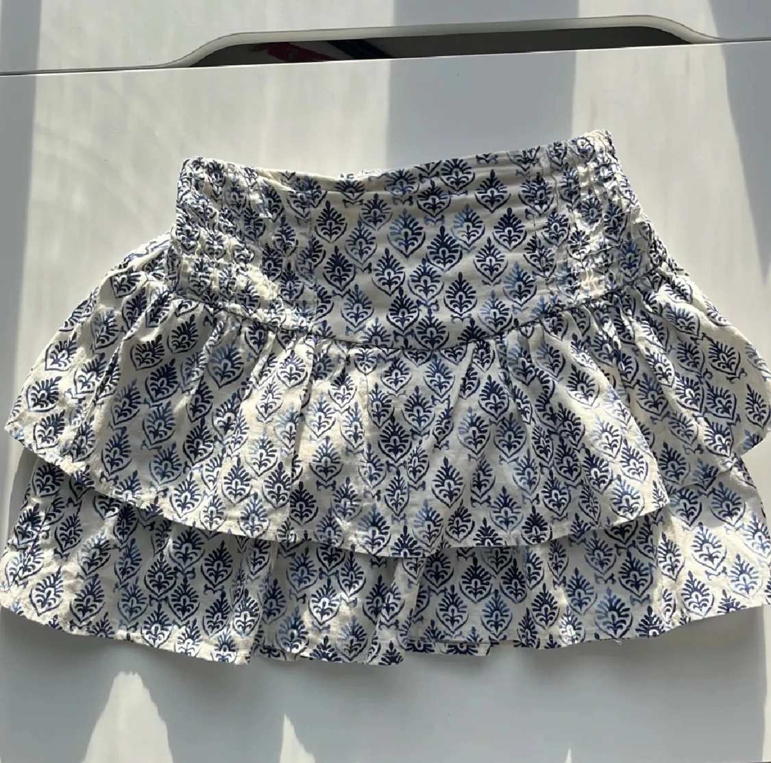 Vit och blå mönstrad kjol från Zara - 4