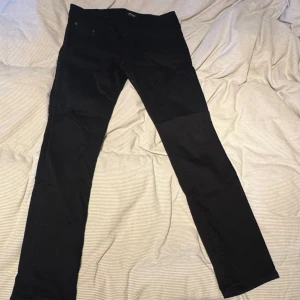 Jeans - Svarta jeans från Jack Jones storlek 31:32 modellen heter Slim/Glenn. Aldrig använda för gillar dem inte säljer för 400kr går ner vid snabb affär.