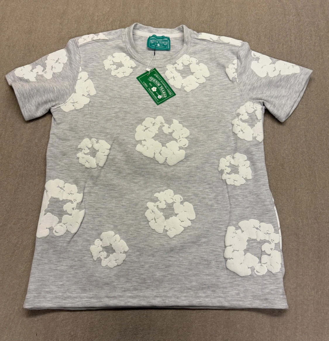 Grå t-shirt med vita blommor Denim Tears