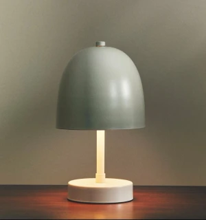 Bordslampa - Modern bordslampa med minimalistisk design i grått och vitt. Lampan har en rund bas och en kupolformad skärm som ger ett mjukt, behagligt ljus. Passar perfekt som läslampa eller dekorativ belysning. Inga synliga defekter eller slitage. Usb laddning