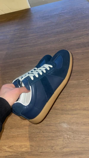 Maison Margiela Gats - Säljer dessa sjukt snygga o trendiga maison margiela gats. Storlek: 43. Skick: 10/10 helt nya. Pris: 1299, du kanske förstår varför det är lite billigare.