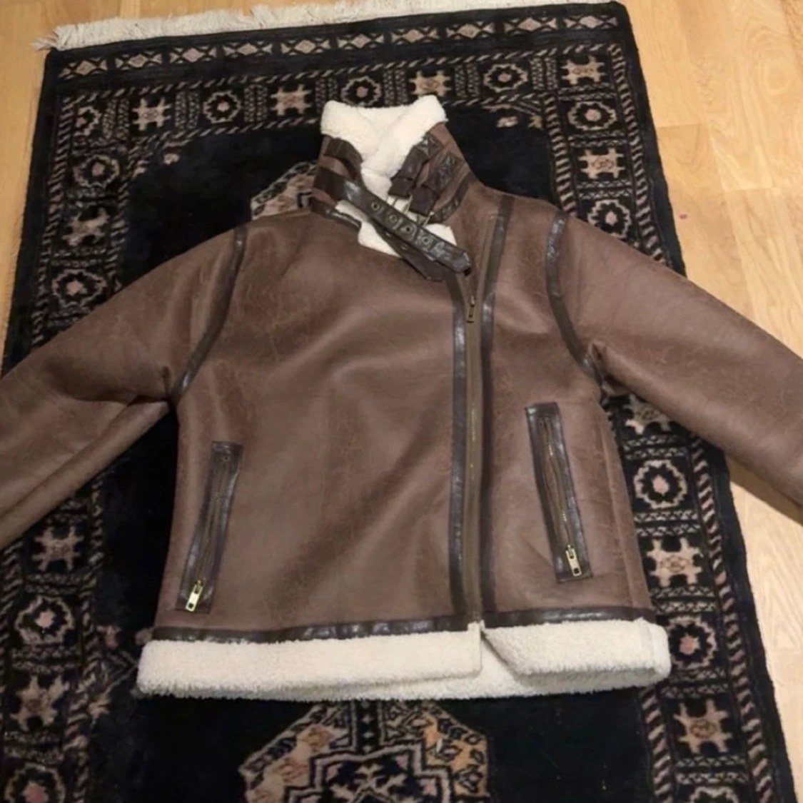 Brun pälsjacka med dragkedja - 2