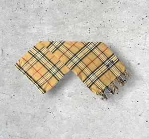 Beige Burberry halsduk - Säljer en tidlös Burberry-halsduk i den klassiska beige färgen med det välkända rutmönstret. Tillverkad i 100% mjuk och värmande ull som både känns lyxig och håller hög kvalitet. En perfekt accessoar som lyfter vilken outfit som helst — lika fin till vardagsjackan som till en elegant kappa.  🧵 Skick: Mycket fint skick, väl omhändertagen 🌟 Känsla: Mjuk, varm och följsam 📦 Frakt: Skickas tryggt inom 24h 📏 Mått: Längd-150cm, Bredd-30cm Pris kan diskuteras!