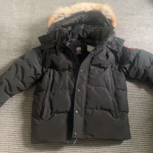 Canada goose jacka - Säljer en svart canada goose black label, perfekt inför den uppkommande vintern. Fraktas samma dag/ dagen efter🚚