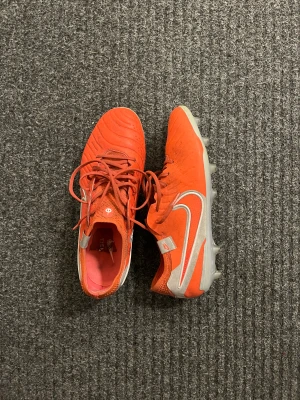Nike fotbollsskor tiempo elites - Säljer mina Nike tiempo legend 10 Elites! Använda fåtal gånger bara på träningar. Säljer de pågrund av är inte behov av skorna.   Storlek 42  Nypris: 3000kr Säljer för 650kr
