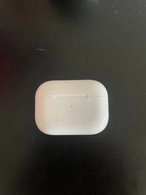 AirPods Pro gen 1  - Apple AirPods Pro med laddningsetui och laddare. Hörlurarna och etuiet har synligt slitage och smuts, men är fullt funktionella. Aktiv brusreducering och trådlös anslutning för bästa ljudupplevelse. Perfekt för musik, samtal och träning. Kan gå ner i pris vid snabb affär sjävklart äkta! Kommer även att ge med en Apple snabb laddare till AirPodsen 