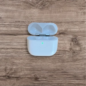 AirPods 4 - Säljer ett AirPods 4 laddningsetui i vitt. Men säljer bara fodralet. Etuiet är i gott skick, fungerar som det ska och laddningsindikatorn lyser. Perfekt för dig som behöver ersätta eller komplettera ditt nuvarande AirPods Pro-set. 
