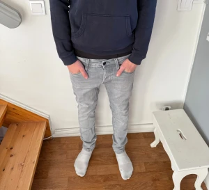 Slim jeans Jack & Jones - Säljer ett par ljusgrå skinny jeans från Jack & Jones i storlek 29/30. Jeansen har klassisk femficksdesign, smal passform och är tillverkade i stretchig bomullsdenim för extra komfort. Perfekta för dig som gillar en modern och clean look.