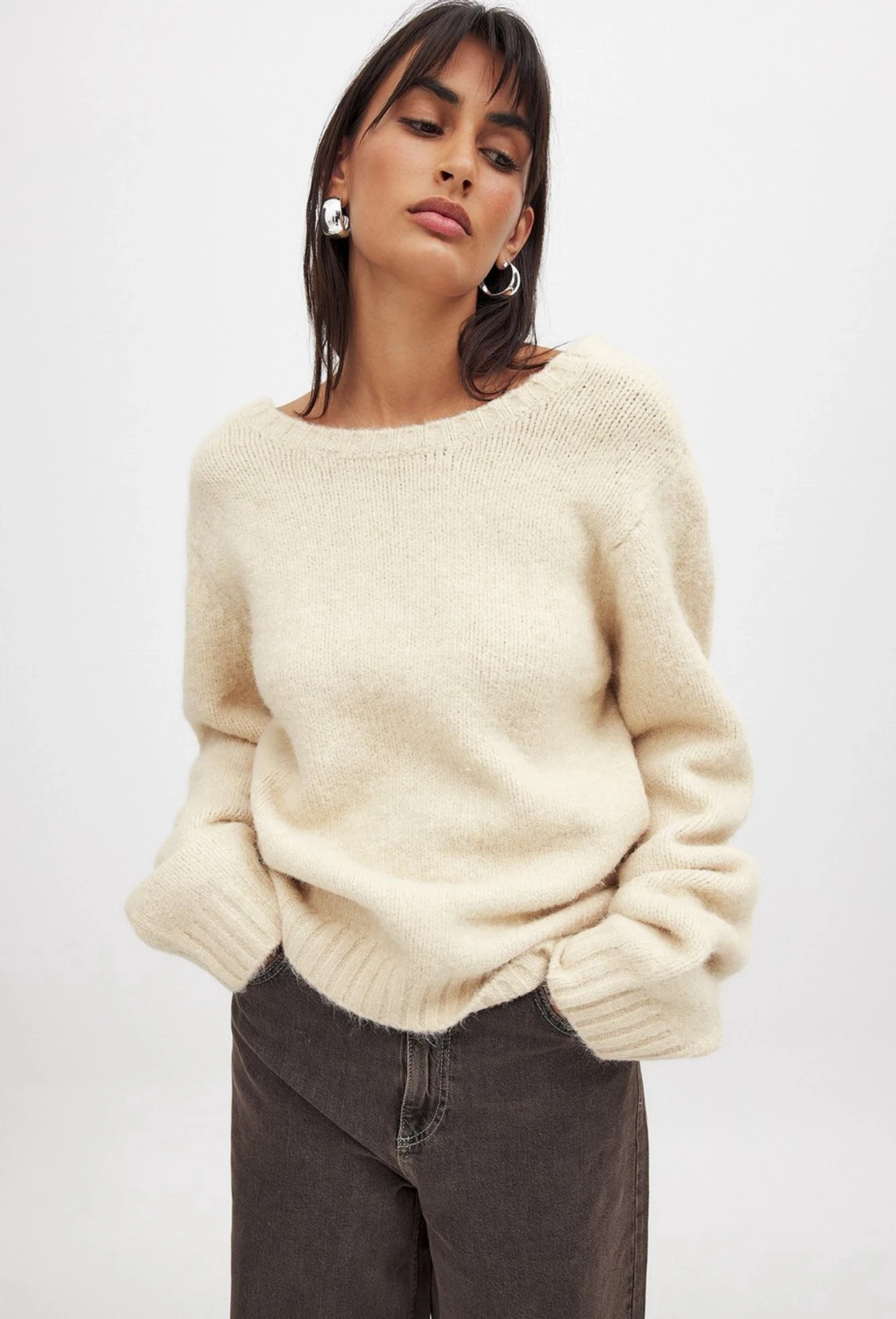 Stickad tröja med öppen rygg - 1