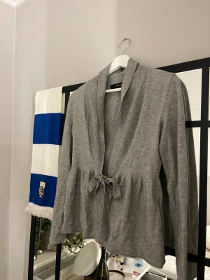 Kofta med knyt  - Söt kofta med knyt från Vero Moda, använd sparsamt så i mycket gott skick💕