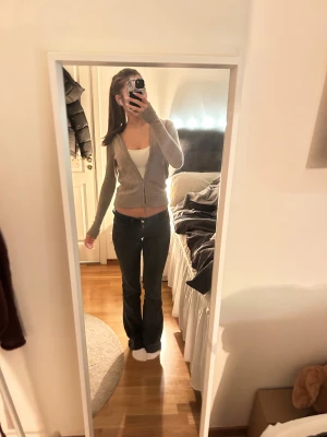 Stickad zip up - Säljer en snygg beige cashmere tröja från Vince, nypris ligger runt 5000kr men då den har flera små defekter säljs den billigare💖Pris är diskuterbart