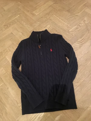 Marinblå stickad tröja Polo Ralph Lauren - Snygg marinblå stickad tröja från Polo Ralph lauren med quarter zip, perfekt för vintern, pris går att diskutera vid snabb affär
