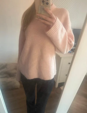 Ljusrosa stickad tröja från Gina Str XS - Mysig ljusrosa stickad tröja med rund hals och långa ärmar. Tröjan har ribbade muddar vid ärmslut och nederkant. Super fin säljer för att jag inte använder den så mycket längre💕