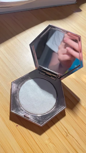 fenty diamond bomb - Removed the glittery plastic packaging as it was sliding off when opening the compact. Viral highlighter.  The powder was worn and broken before but i fixed it with alcohol solution “alsolsprit”. Disclaimer: smells a bit like alcohol. Otherwise the powder is fully functional and as  glittery as before. Check photos for how much is left.