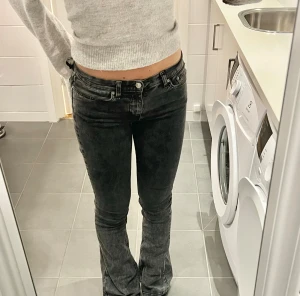 Gina Tricot Jeans Tall - Superfina gråa jeans från Gina Tricot. Dom är hela och fina förutom längst ner på byxbenen där de är lite slitna. Storlek 38, men skulle säga att dem är mer som 36.