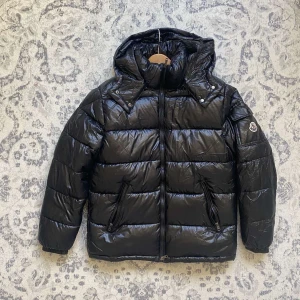 Moncler Maya - Helt ny jacka. Oanvänd. Storlek S. Fraktar inom 24 timmar. NFC funkar. 