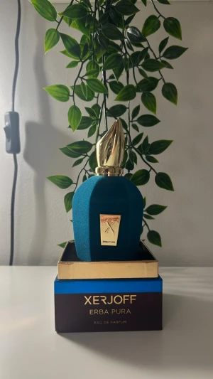 Xerjoff Erba Pura EdP 100ml - Lyxig och trendig parfym från Xerjoff, Erba Pura. Eau de Parfum i 100 ml flaska. Perfekt för dig som vill sticka ut med en exklusiv doft och snygg design på hyllan. Parfymen kommer ej till användning. Endast spejad fåtal gånger. Förpackningen är lite skadad pågrund av frakt.